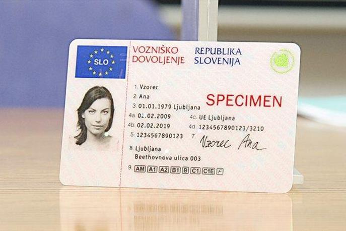 Kupiti zakonito registrirano vozniško dovoljenje.